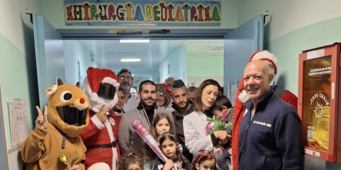 Babbi Natale ed elfi in clinica pediatrica