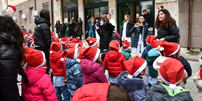 Bambini portano il Natale negli ospedali di Sassari