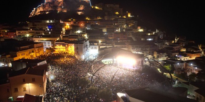 Oltre 10mila persone a Castelsardo per Irama e Elodie