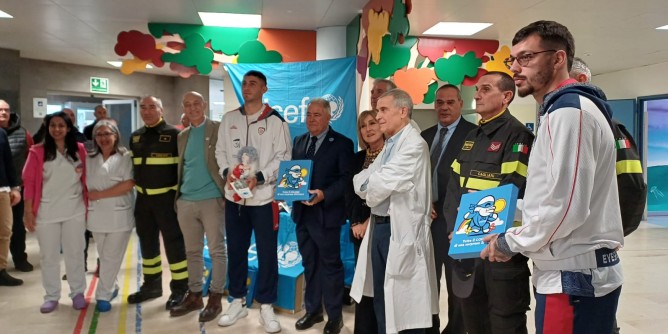 I giocatori del Cagliari consegnano il regalo sospeso