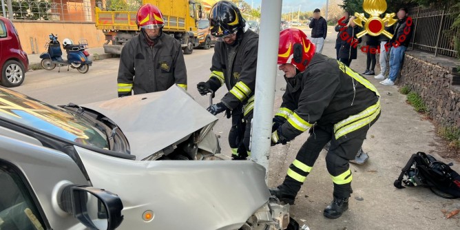 Malore alla guida, donna contro un palo