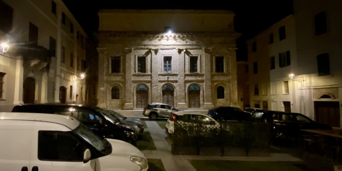 Piazza del Teatro ad Alghero un parcheggio