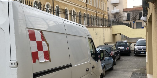 Piazza dei Mercati, le auto invadono l<i>agor</i>