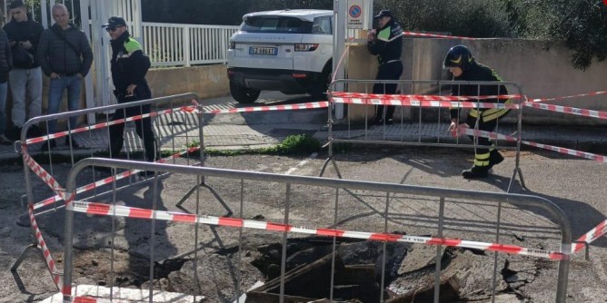 Via Atzeni: sprofonda l´asfalto ad Alghero