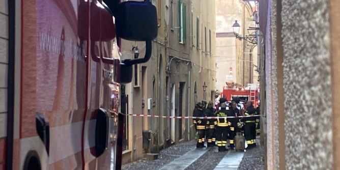 Casa in fiamme nel centro storico di Alghero