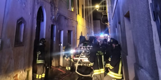 Vigili del fuoco senza autoscala e autobotte