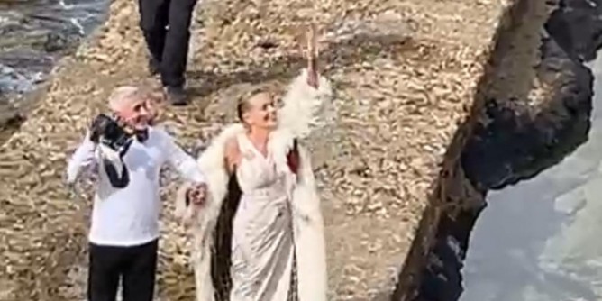 Sharon Stone, passerella sul mare. Saluti e baci ai <i>fan</i> sui Bastioni