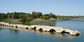 Risplende il Ponte Romano su Fertilia