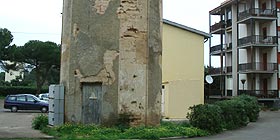 Fertilia, rischia di crollare la torretta dellex cabina elettrica